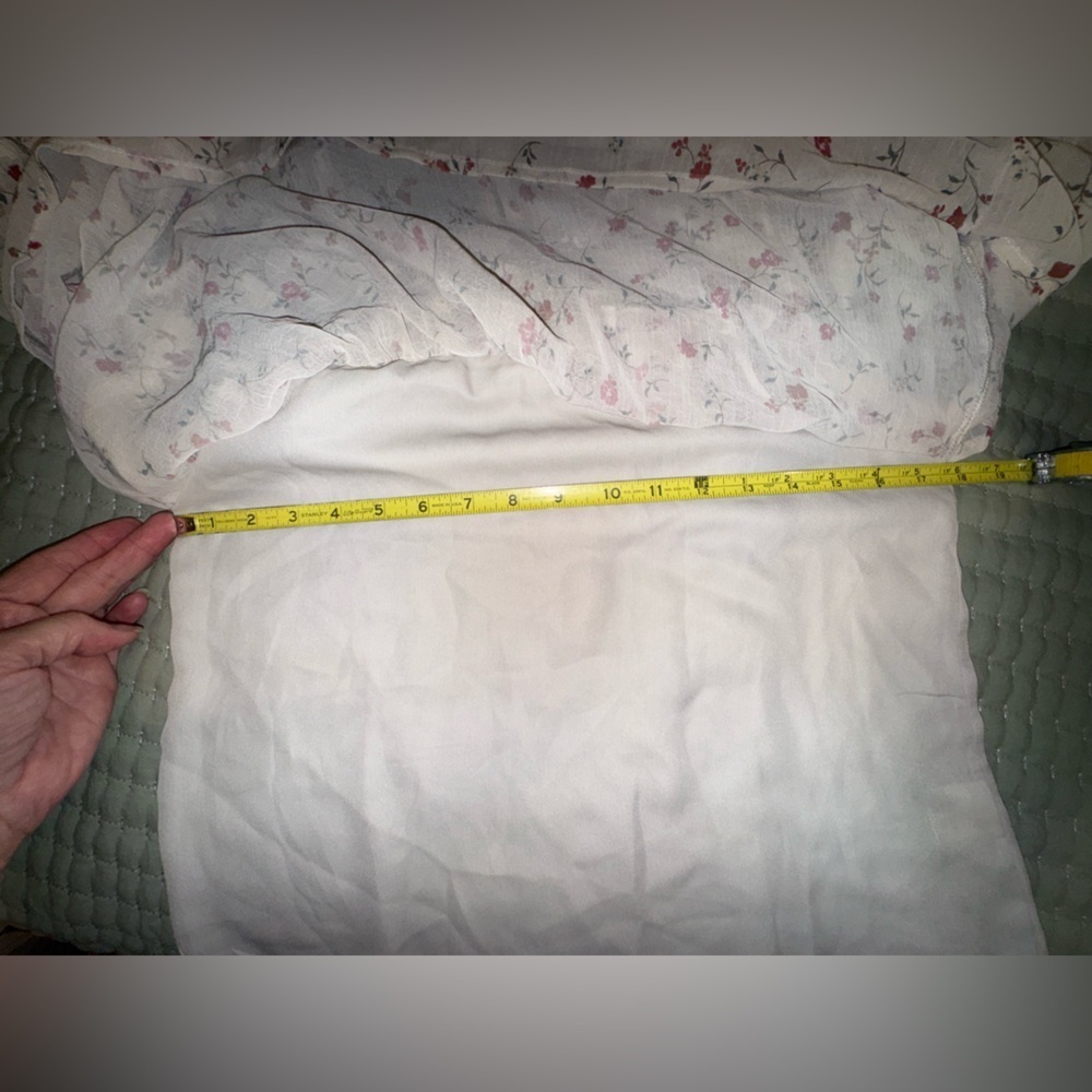 Blue Rain Floral Blouse Francesca’s- Cream and Pink floral. Size XS. VVGUC - Picture 6 of 9